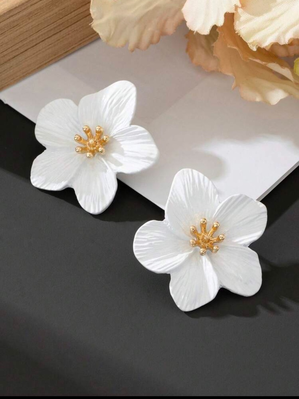 White Floral Bloom Stud Earrings NEW 🏷️